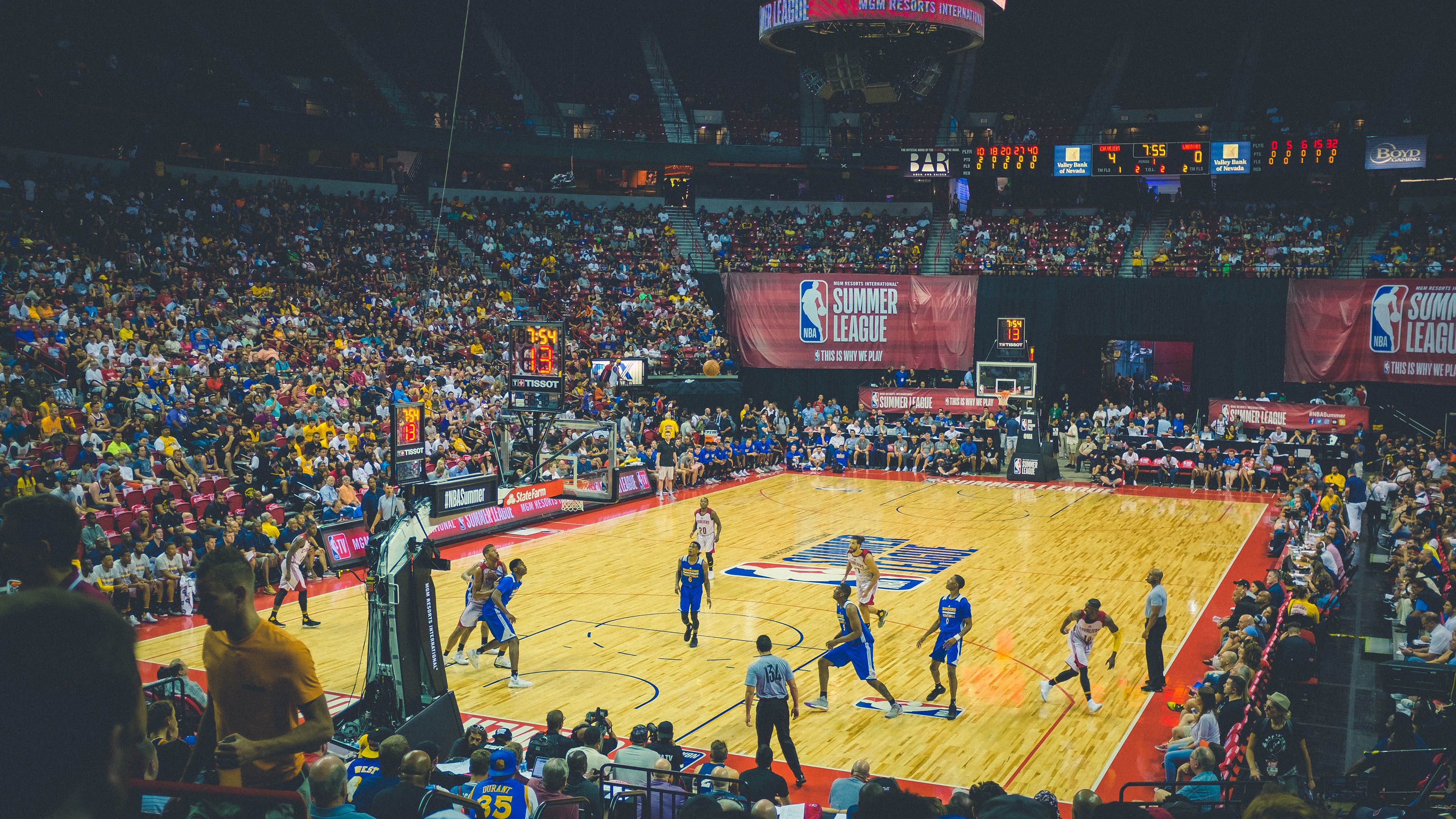 赛场边的故事：教练的战术调整带来奇迹，赛场上的教练