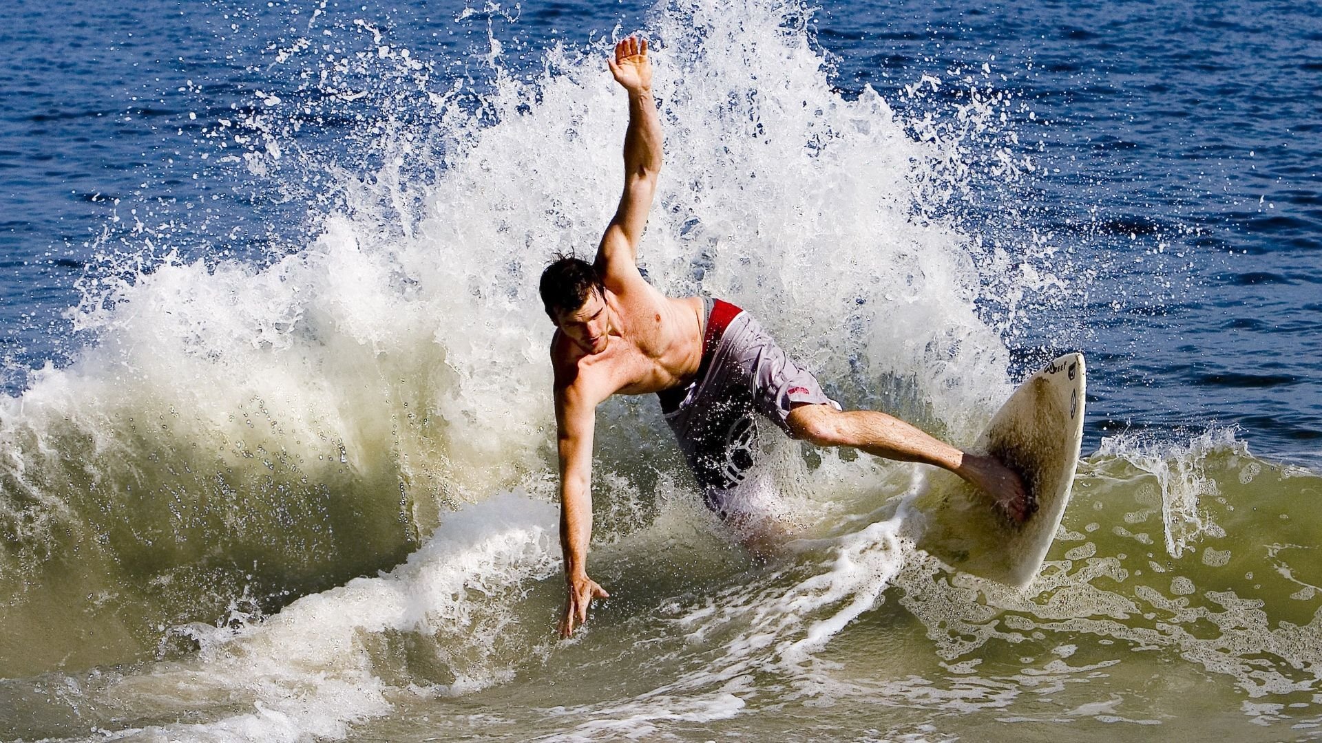 新闻中心提醒公众注意赛事期间交通管制安排，赛事叫停